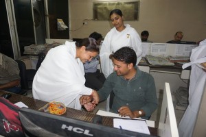 Partika News Computer Operator Ko Rakhi Bandhate Huye Bk Samiksha Behn Sath Me Hai Bk Gauri Behn (2) 